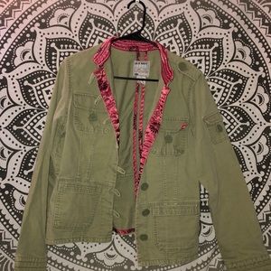 Cute vintage jacket with lined stitching